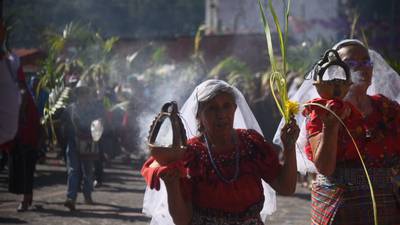 San Juan La Laguna celebra el Domingo de Ramos con una colorida misa