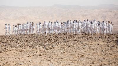 VIDEO. Centenares de personas desnudas pintadas de blanco posan para fotógrafo Tunick en el Mar Muerto