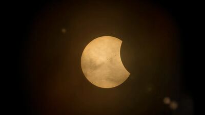 Los daños que podrías sufrir si miras el eclipse solar directamente sin protección