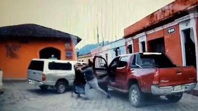 VIDEO. Conductor de picop golpea a mujer en Quetzaltenango