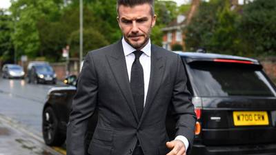 David Beckham habló por teléfono mientras iba al volante y esta es la sanción