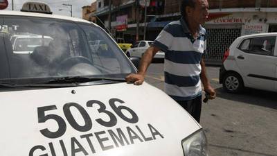 VIDEO. Agente de EMETRA le coloca cepo a vehículo junto con el taxista