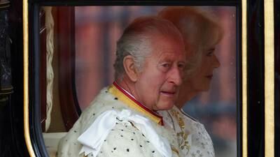 Así fue la salida de Carlos III y Camila del Palacio Buckingham en su flamante “carruaje de oro”