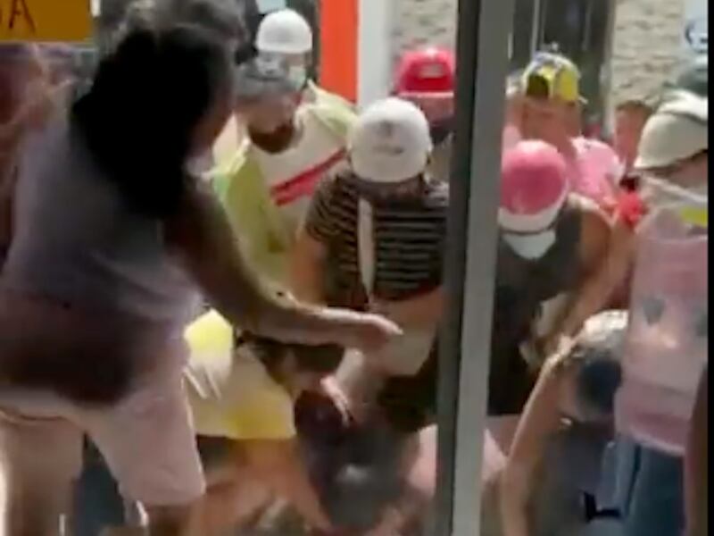 VIDEO: se arma trifulca entre mujeres por zapatos gratis en almacén