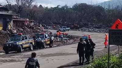 VIDEO. Denuncian que agentes PNC impiden ingreso de maquinaria a San Miguel Los Lotes