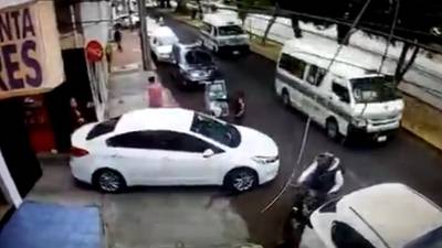 VIDEO. Conductor se salva de asalto... y regresa para atropellar a los ladrones