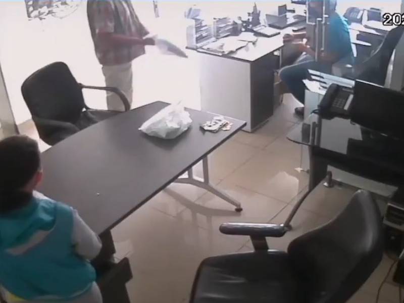 VIDEO. Ladrón intenta asaltar una funeraria “armado” con un plátano