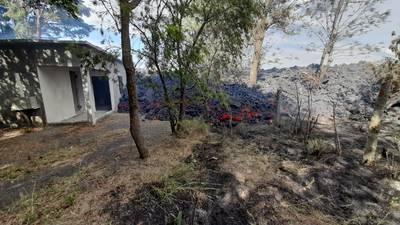 EN IMÁGENES. Flujo de lava del volcán Pacaya alcanza una vivienda en El Patrocinio