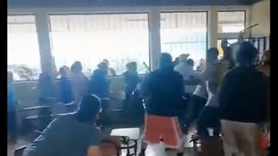 VIDEO. Reunión escolar termina en pelea campal
