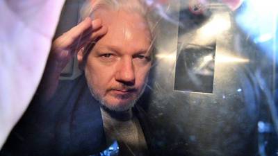 Desorientado y balbuceante, Assange comparece ante la justicia británica