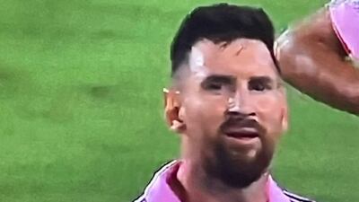 La reacción de Messi al ver la camisola de Cristiano Ronaldo en el estadio