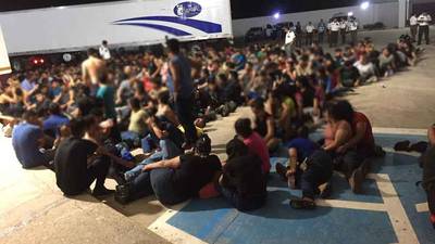 Rescatan a 343 migrantes en la caja de un tráiler abandonado en Veracruz, México