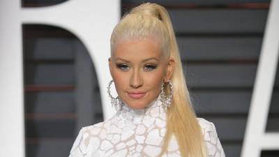 Una irreconocible Christina Aguilera le rindió tributo a Whitney Houston