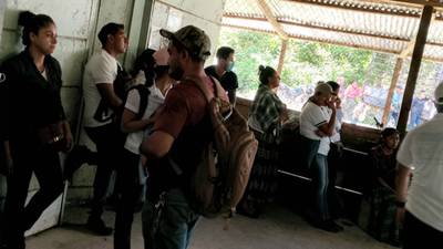 Pobladores de aldea en Alta Verapaz agreden a vacunadores y destruyen dosis