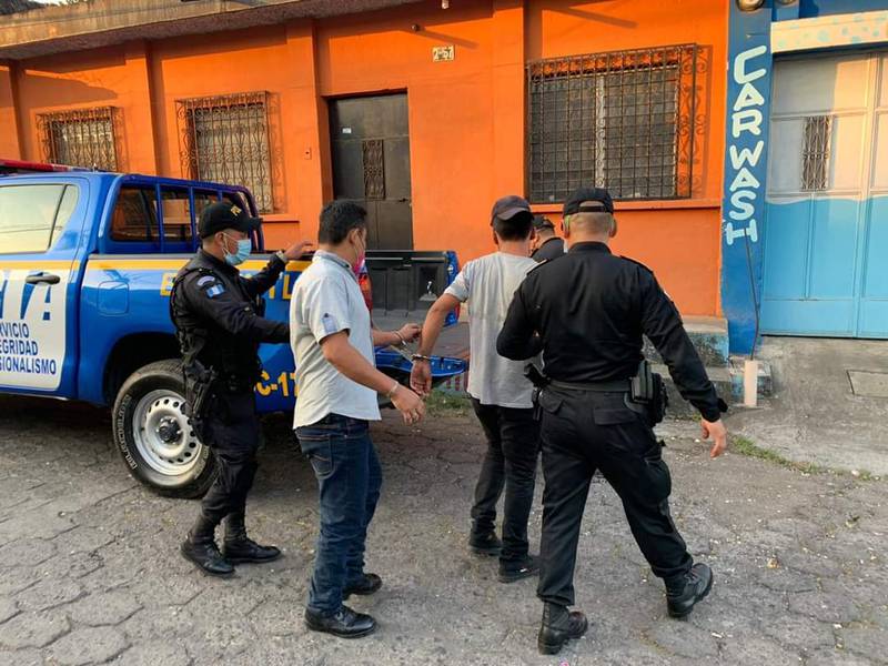 PNC captura a dos presuntos asaltabuses en Escuintla