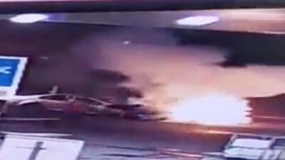 VIDEO. Auto se incendia con el conductor adentro entre dos gasolineras