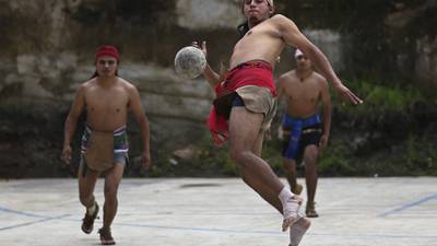 La pelota maya, una tradición que rebota de cadera en cadera