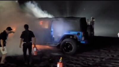 VIDEOS. Jeep quedó calcinado en la playa de Monterrico