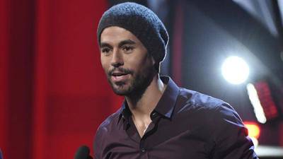 Le llueven críticas a Enrique Iglesias por tocar parte íntima de una corista