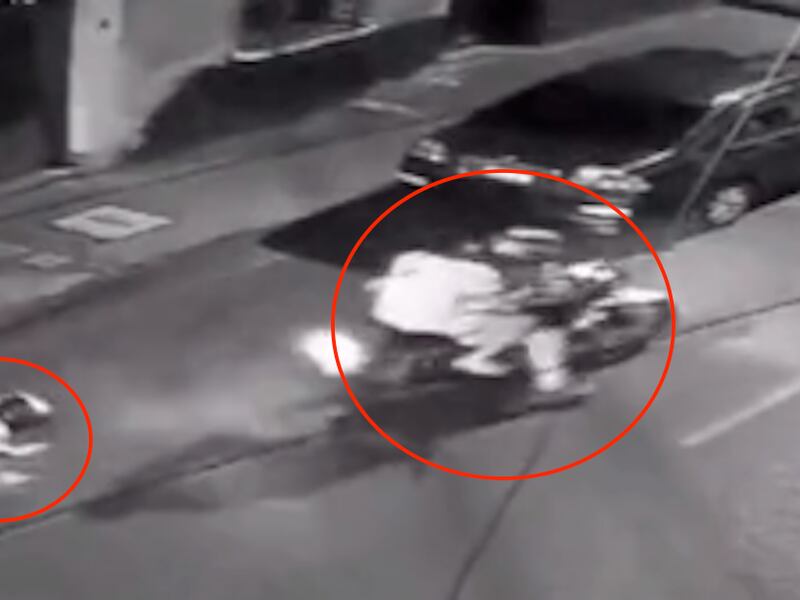 VIDEO. Mujeres en motocicleta sufren violento asalto en zona 1