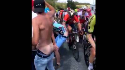 VIDEO. Ciclista podría ser descalificado del Tour de Francia por nalguear a espectador