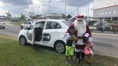 VIDEO ¡Santa Claus sí existe! Y reparte regalos a los niños pobres en un taxi