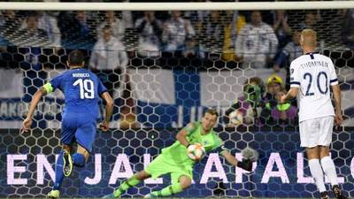 Italia gana con un penalti polémico 