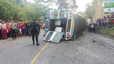 Más de 30 personas heridas y un fallecido tras volcar bus extraurbano