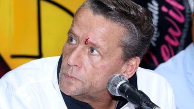 “Con patada voladora” Alfredo Adame protagoniza nueva pelea en plena conferencia de prensa