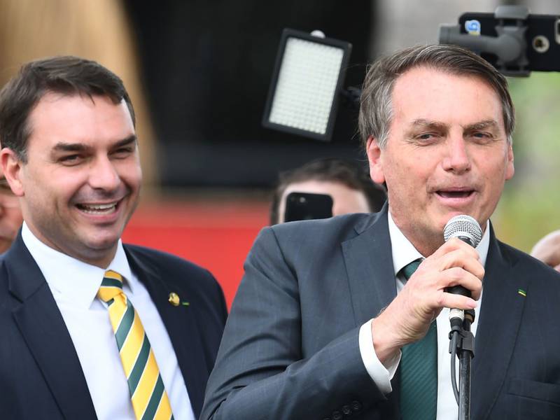 Hijo del presidente brasileño anuncia que tiene coronavirus