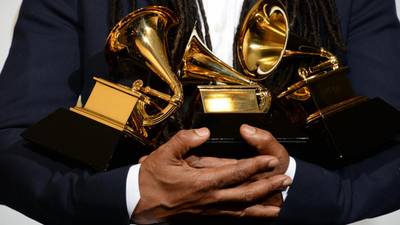 Posponen los Grammy Awards debido a la variante Ómicron