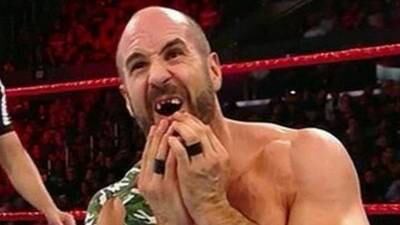 VIDEO. Luchador pierde varios dientes por mal movimiento durante evento en vivo de la WWE
