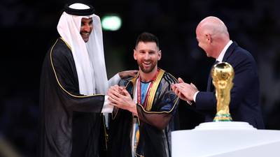 ¿Qué le colocó el Emir de Qatar a Lionel Messi en la premiación del Mundial?