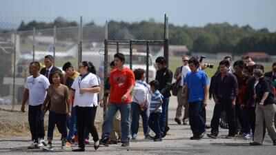 Llegan a Guatemala 34 unidades familiares deportadas desde EE. UU.