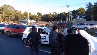 Taxistas protestan en la calzada Roosevelt contra pago de seguro