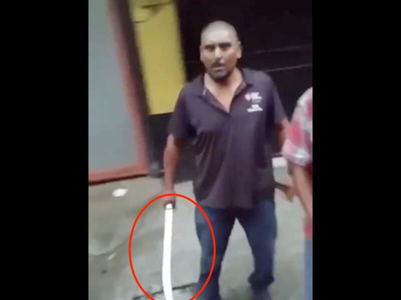 VIDEO: piloto de bus hiere en el rostro a otro con un machete