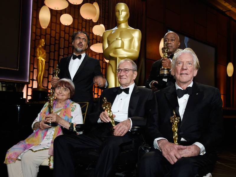 Hollywood olvida el escándalo en primera gran noche de los Oscar