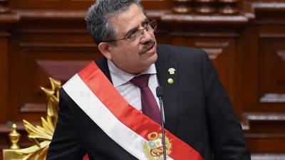 Merino renuncia a la presidencia de Perú, tras masivas protestas