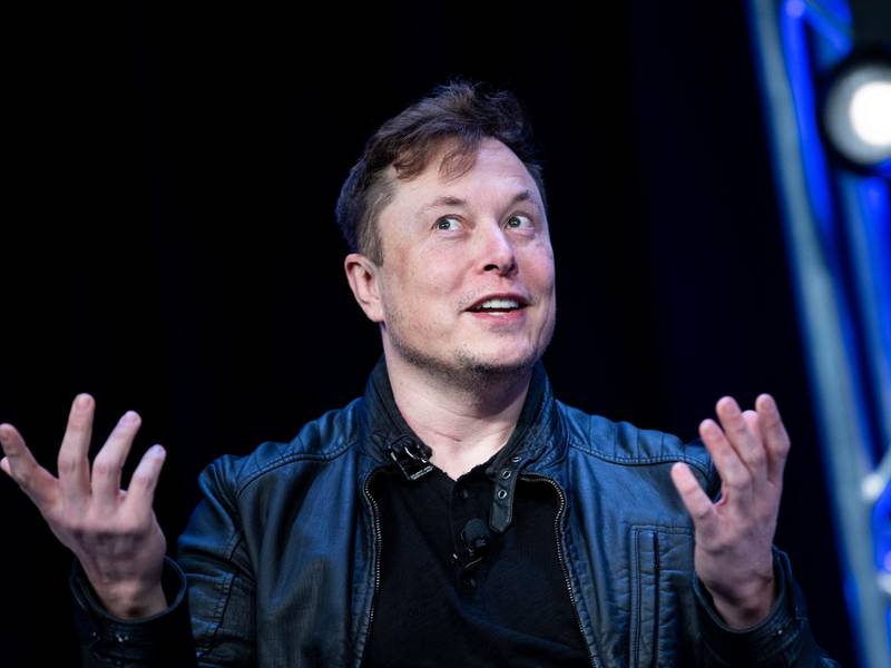 Acciones de Tesla se desploman y Elon Musk pierde millones de dólares en un día