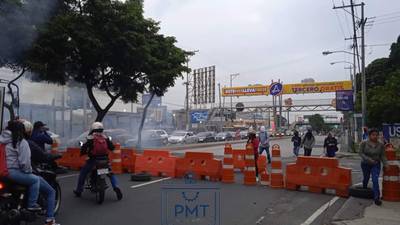 Bloqueo en avenida Petapa impacta en circulación vehicular