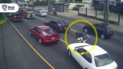 VIDEO. Motociclista se accidenta al chocar con automóvil... ¿Quién tiene la culpa?