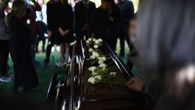 Dan cristiana sepultura a los restos mortales del expresidente Álvaro Colom