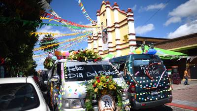 Pilotos adornan unidades para celebrar al patrono San Cristóbal