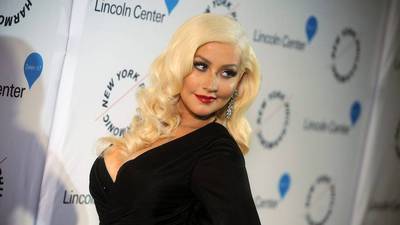 Christina Aguilera sube al escenario en traje trasparente y sexy arnés