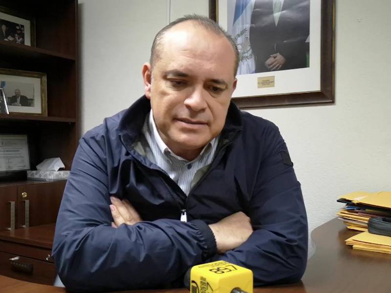 Diputado Estuardo Vargas asume jefatura del partido UNE