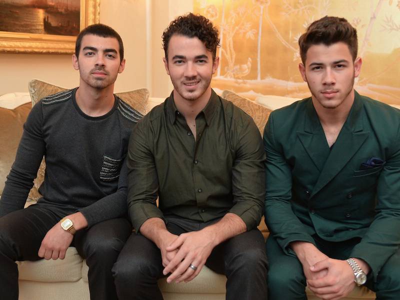Se viraliza foto de Jonas Brothers subiendo a cantar en diminuta ropa interior