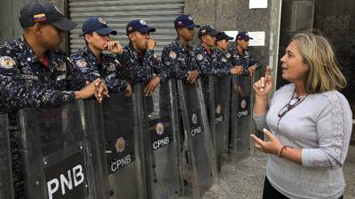 Fuerzas de seguridad bloquean la Asamblea Nacional de Venezuela