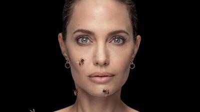 Angelina Jolie explica por qué cubrió su cuerpo de abejas