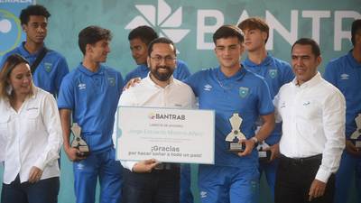 Bantrab entrega reconocimiento a Selección Sub-20 por su clasificación al Mundial