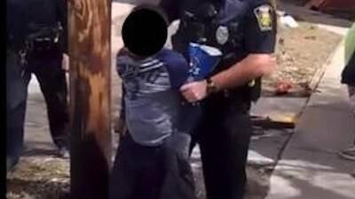 VIDEO: policías detienen a niño de 10 años por llevarse una bolsa de frituras sin pagar